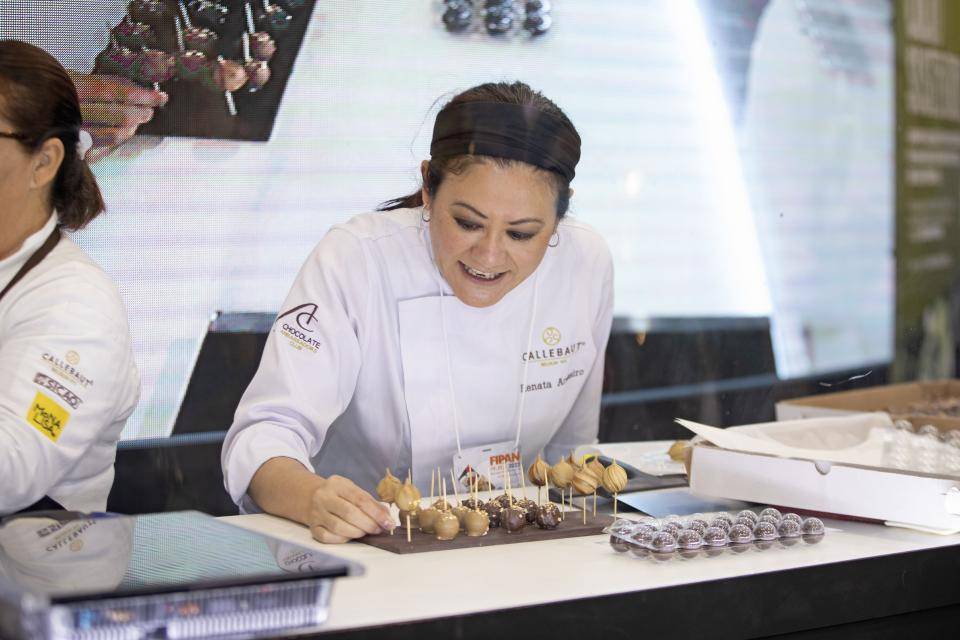 chef fazendo receita atrás de balcão