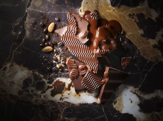 pedaços de chocolate e grãos de café